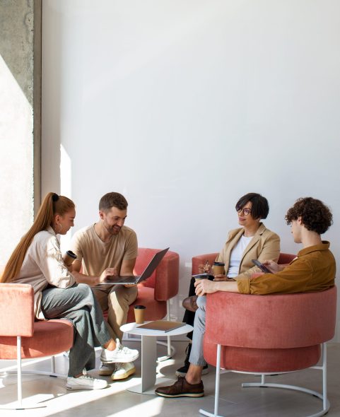 Moderne kantoorwerkruimte die remote werkomgeving toont